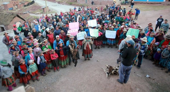 Campesinos peruanos manifiestan contra ruta de acceso a emprendimiento minero
