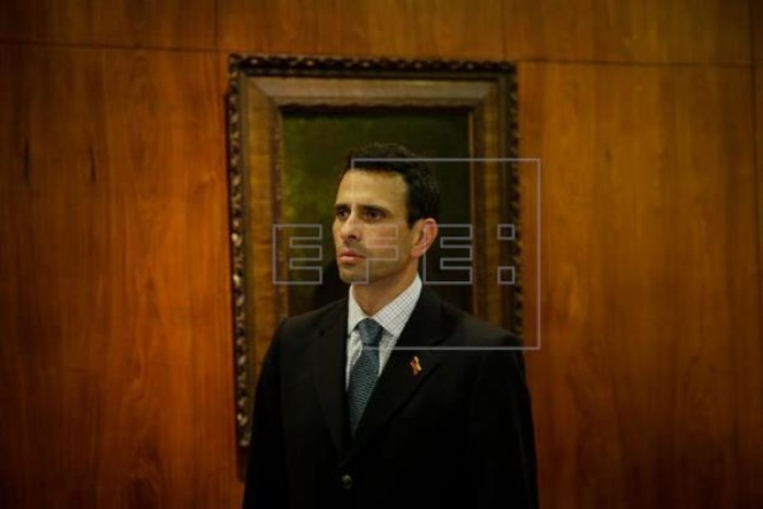 Decretan una prohibición de salida del país de Capriles y otros siete opositores