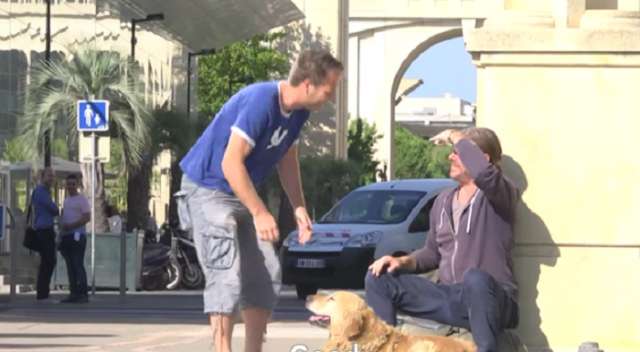 Un Youtubeur offre de l`argent à des passants - VIDEO