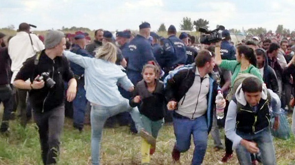 Hongrie: inculpation pour une journaliste qui a frappé des migrants