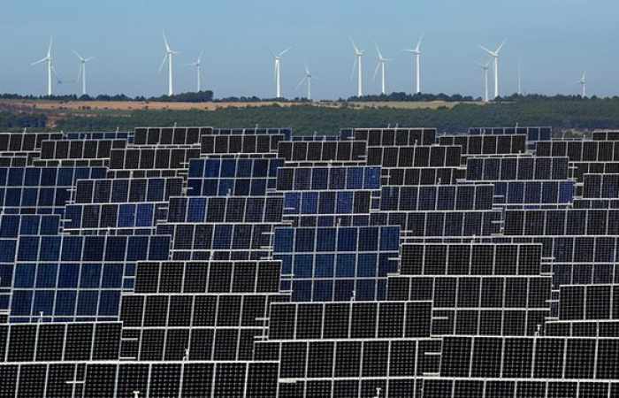 Renewables cut Europe's carbon emissions by 10% in 2015, says EEA