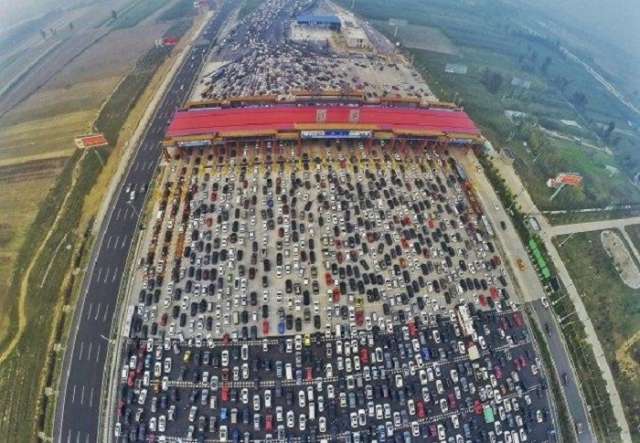 50-spuriger Stau legt Autobahn in China lahm