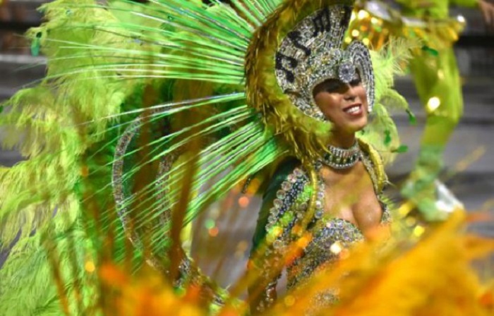 Les défilés du carnaval de Rio commencent