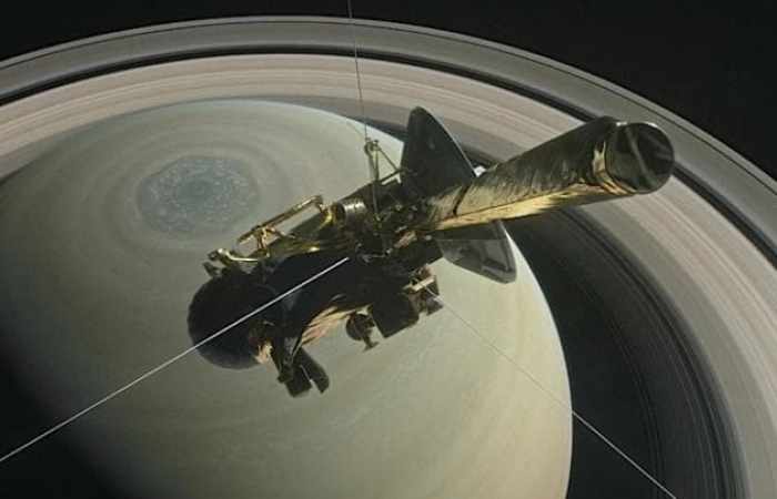 Cassini: Saturn probe turns towards its death plunge