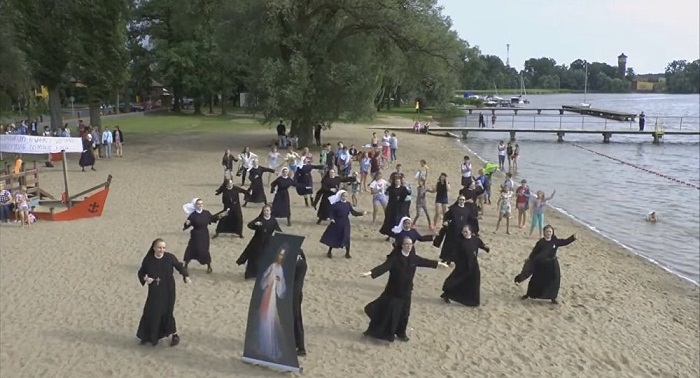 Des religieuses catholiques vont à la plage - VIDEO