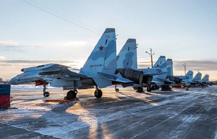 Cazas Su-35S realizan vuelo de alto pilotaje sobre el Ártico