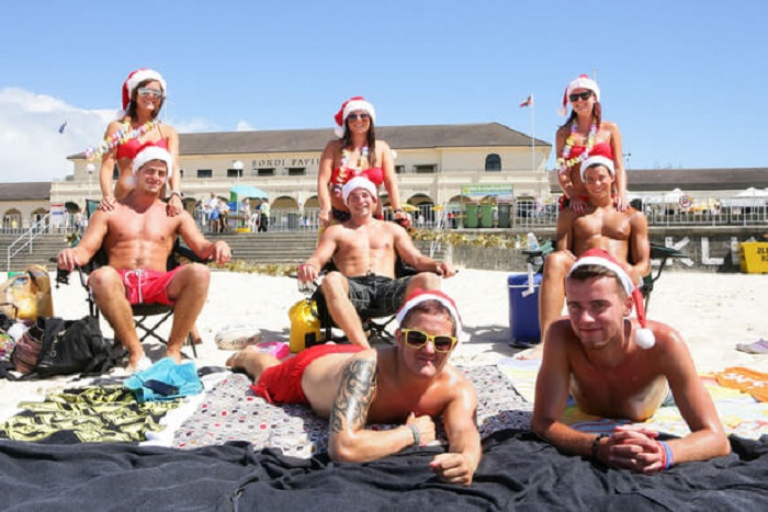 Australians hit the beaches to celebrate Christmas - VIDEO