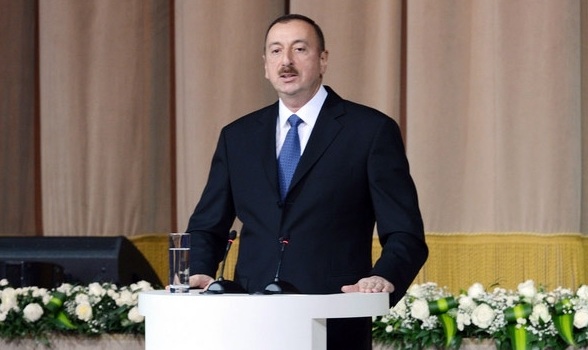 El presidente azerbaiyano  en la recepción por motivo del Día de la República