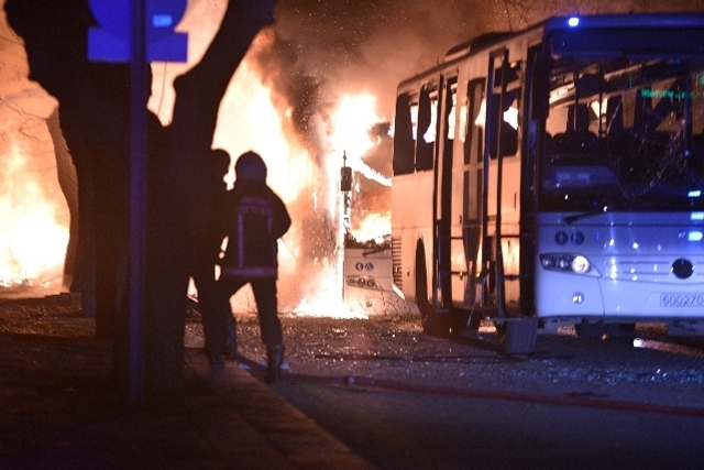 Ankarada güclü partlayış - 17 polis şəhid olub (Yenilənib)