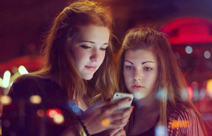 The more time that children chat on social media, the less happy they feel