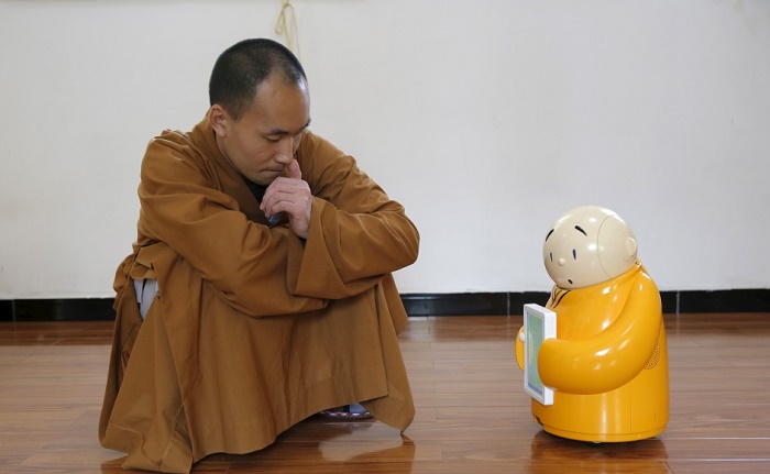 Robot monk helps spread Buddhism in China - VIDEO