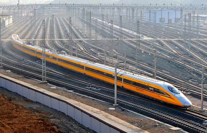 Windstorm disrupts train service in Northwestern China