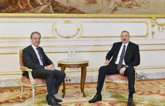 Aserbaidschans Präsident Ilham Aliyev trifft sich mit CEO von CIFAL Group in Paris