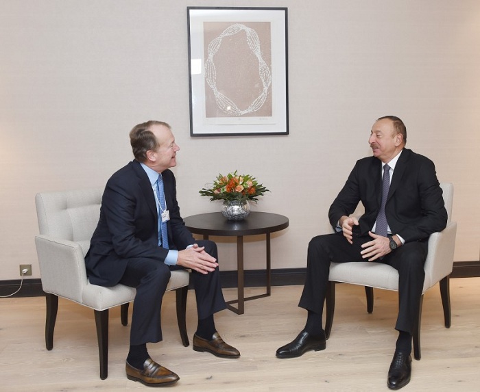 Präsident Ilham Aliyev trifft mit CEO des Unternehmens Cisco zusammen