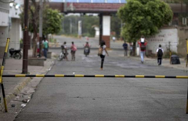 Colombia anuncia que paso de vehículos por frontera con Venezuela se mantendrá cerrado