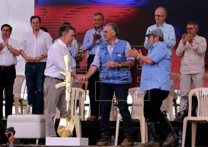 Colombia cierra con mariposas blancas medio siglo de guerra con las FARC