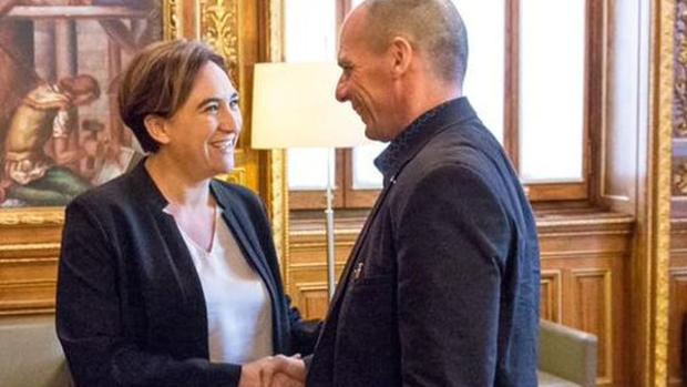 La oposición exige explicaciones a Colau por el viaje de lujo de Varoufakis