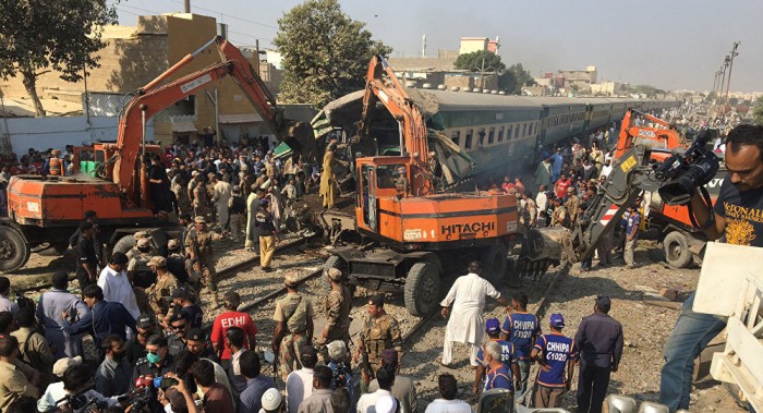 Al menos 6 muertos y 150 heridos en colisión de trenes en Pakistán 