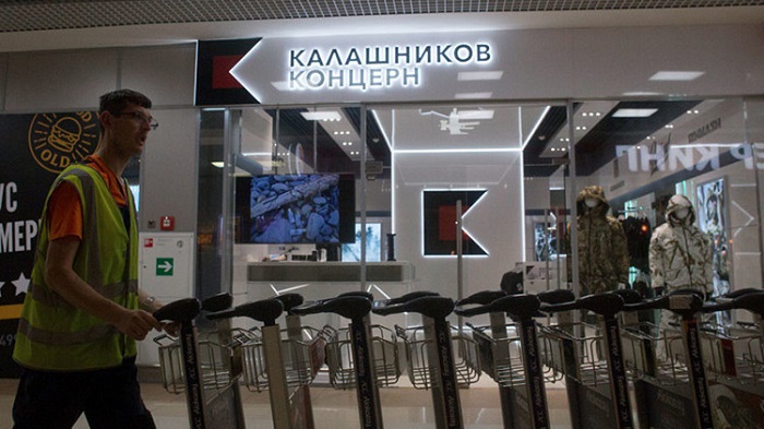 El consorcio Kaláshnikov abre una tienda de recuerdos en un aeropuerto de Moscú 