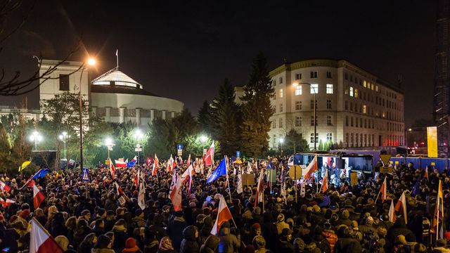 Les dirigeants polonais bloqués au Parlement par des manifestants
