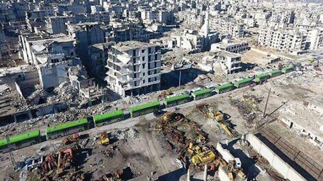 Un convoi de civils quitte Alep-Est pour Idleb