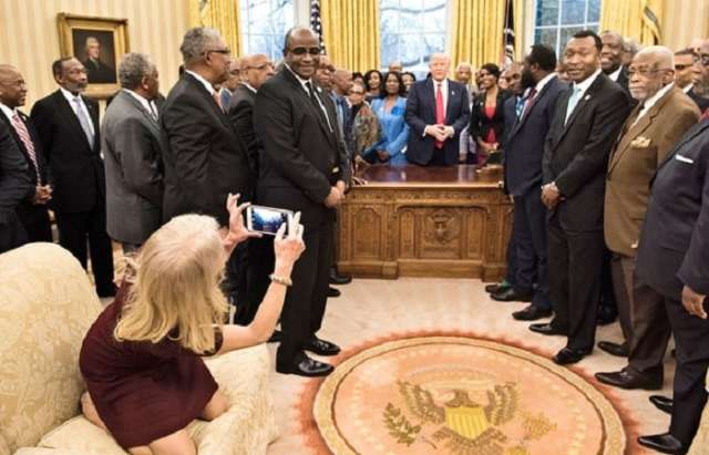 Kellyanne Conway Kneels On Oval Office Couch Twitter Freaks Out