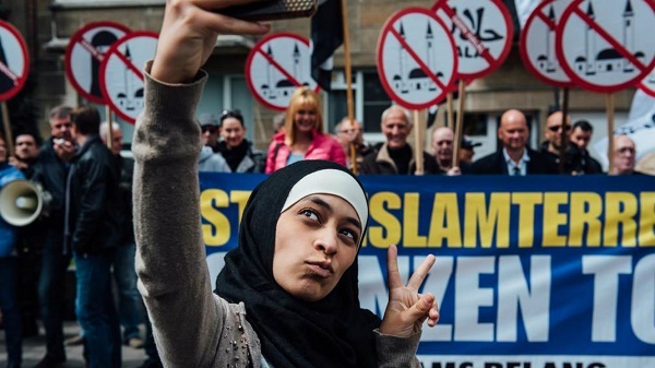 En Belgique, une jeune musulmane se prend en selfie devant des manifestants islamophobes - PHOTOS