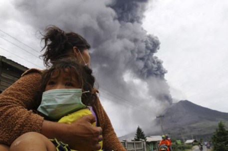 İndoneziyada 15 min nəfər evakuasiya olundu - FOTOLAR