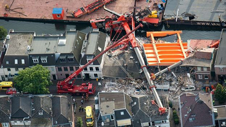 Netherlands cranes collapse in Alphen aan den Rijn