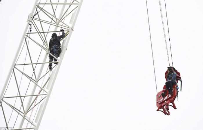 One dead and four injured in London crane collapse