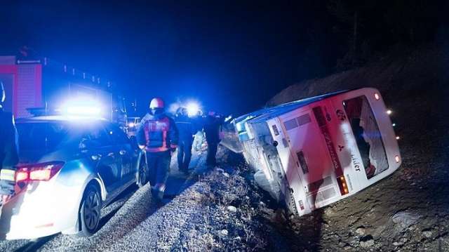 Bus with servicemen overturns in Turkey, 47 injured