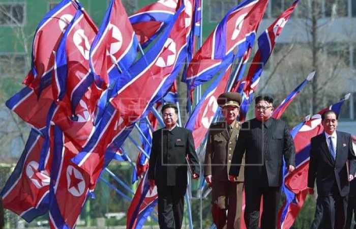 Corea del Norte ensaya un desembarco aéreo ante la mirada de Kim Jong-un