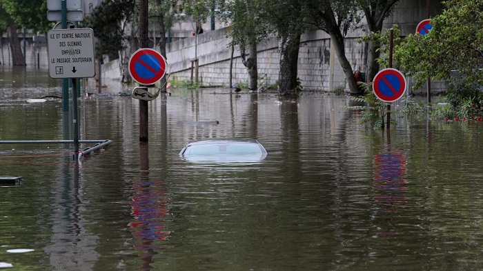 Un homme se jette à l’eau pour sauver un SDF