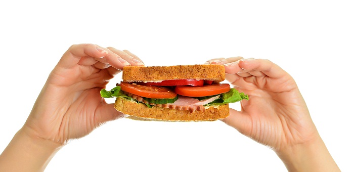 Au Royaume-Uni, une hôtesse licenciée pour avoir mangé un sandwich