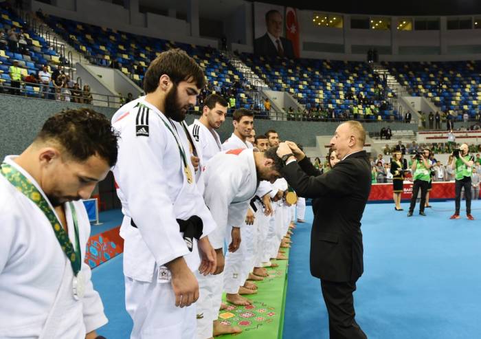 İlham Əliyev cüdoçularımıza medal verdi - FOTOLAR