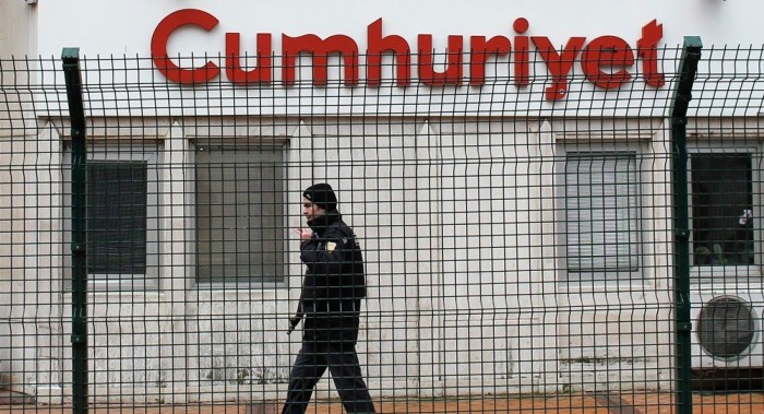 Policía turca detiene al director del diario opositor Cumhuriyet 