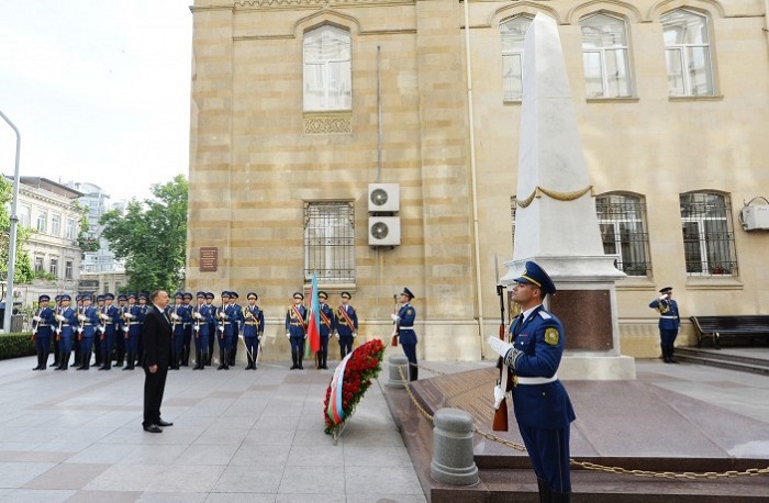 Ilham Aliyev hat das zu Ehren der Aserbaidschanischen Demokratischen Republik errichtete Denkmal besucht