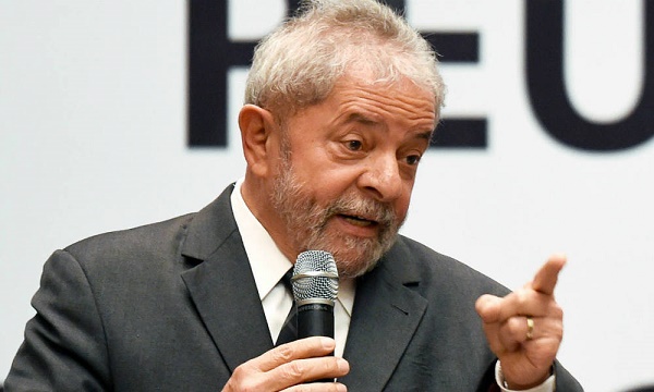 Brésil: Lula laisse planer le doute pour la présidentielle de 2018