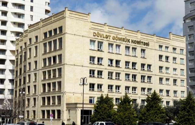 “5 ətir, 15 əl kreminə görə 180 manat gömrük rüsumu...?” - Rəsmi