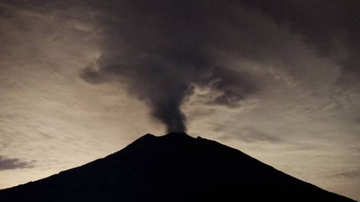 Vulkan auf Bali bricht aus