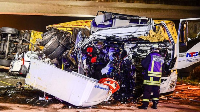 69-Jährige von kippendem Lkw erschlagen