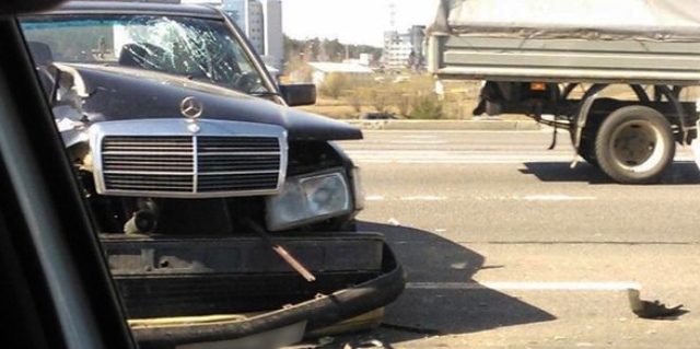 “Mercedes” uçaraq restoranın həyətinə girdi