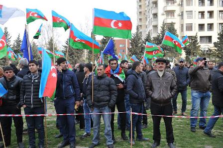 Mitinqlər bazar günü keçirilməməlidir? - Qanun nə deyir?