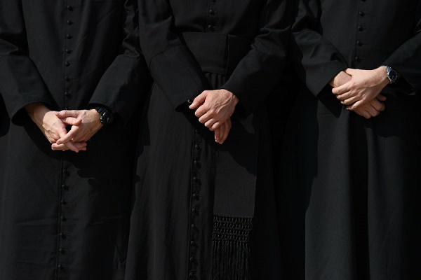 Italie: polémique autour d`une messe pour un mafieux, un curé en appelle au pape