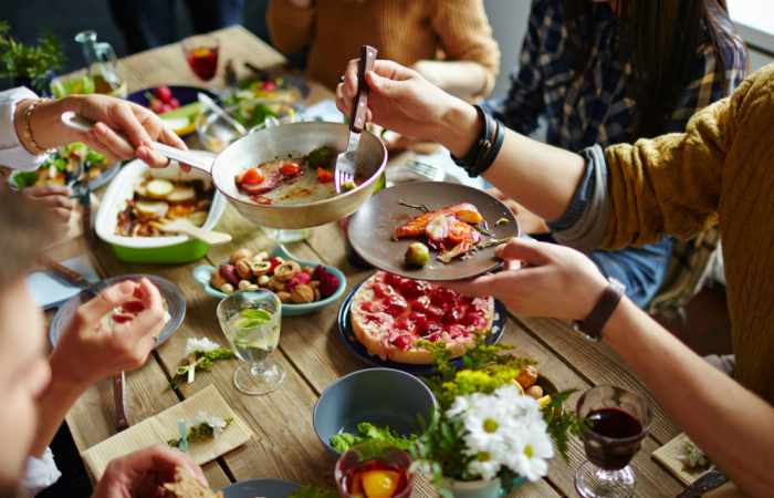 Obésité: mieux vaut manger en famille et sans la télévision