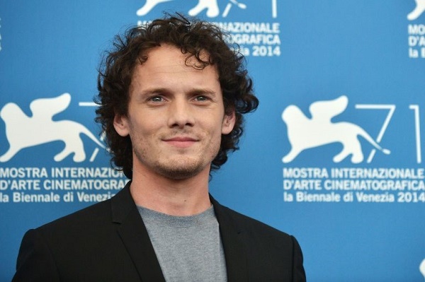 La famille d`Anton Yelchin porte plainte contre Chrysler