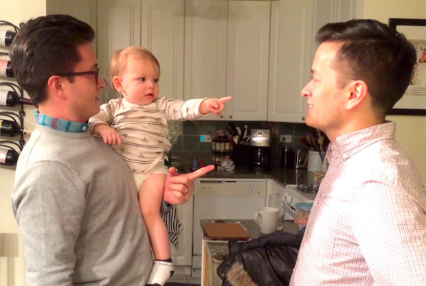 Baby gets confused by dad"s twin brother in adorable video