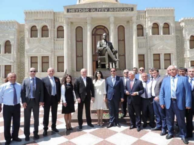 Dagestani delegation visits Heydar Aliyev monument in Khachmaz
