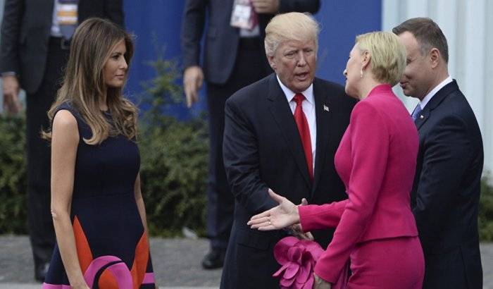 La primera dama de Polonia le niega la mano a Donald Trump (vídeo)