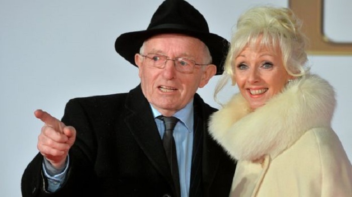 Paul Daniels: TV magician dies after brain tumour diagnosis